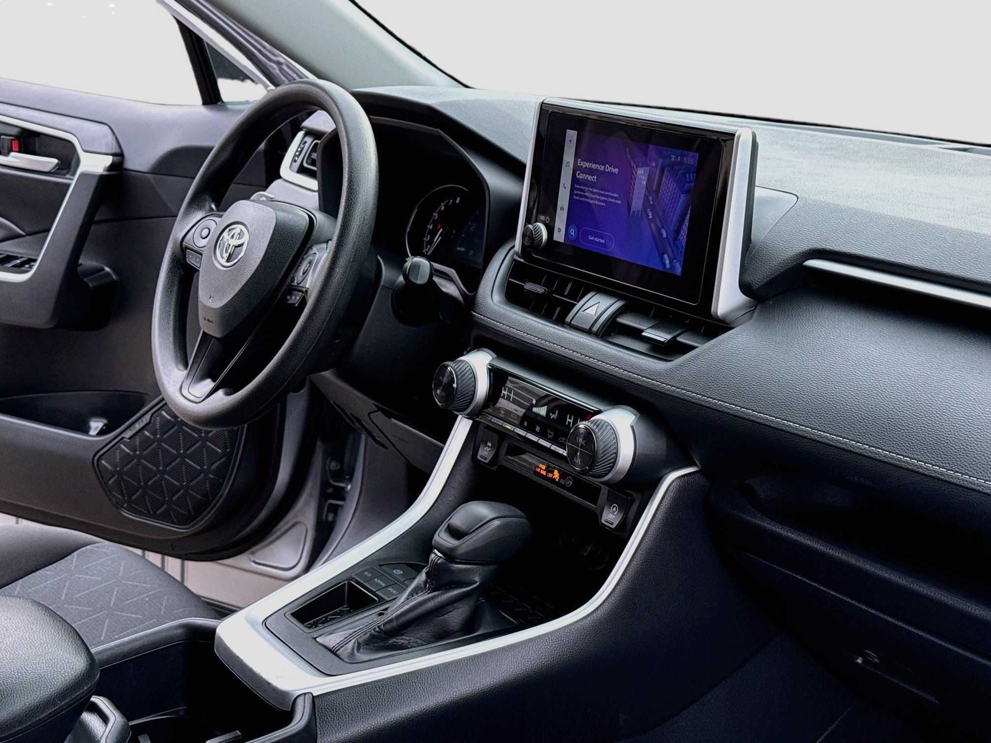 Used 2025 Toyota RAV4 XLE FWD image 15