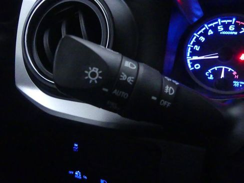 Used 2021 Toyota Tacoma SR5 AWD/4WD image 16