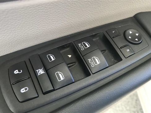 Used 2023 Chrysler Pacifica Touring-L FWD image 31