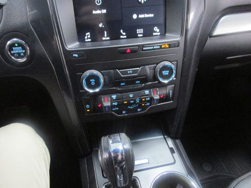 Used 2018 Ford Explorer XLT w/ Equipment Group 202A AWD/4WD image 40