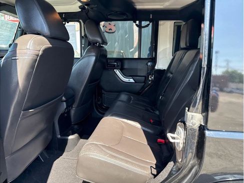 Used 2014 Jeep Wrangler Unlimited Rubicon w/ Connectivity Group AWD/4WD image 12