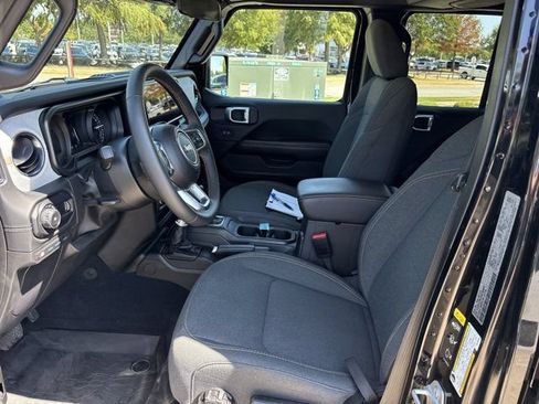 Used 2024 Jeep Wrangler Unlimited Sahara AWD/4WD image 16