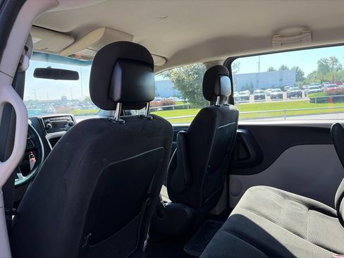 Used 2016 Dodge Grand Caravan American Value Package FWD image 32