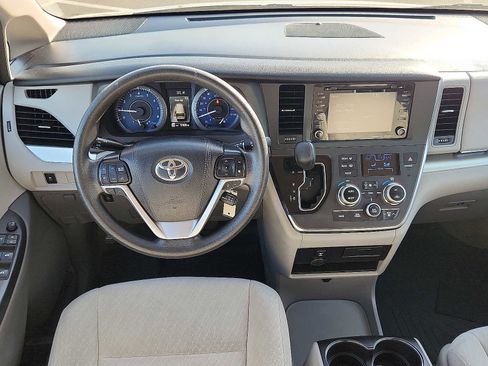 Used 2019 Toyota Sienna LE AWD/4WD image 11