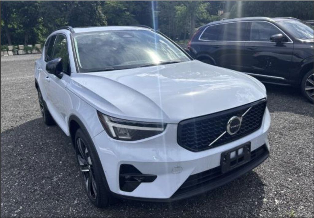 Used 2024 Volvo XC40 B5 Plus w/ Protection Package Premier AWD/4WD image 13