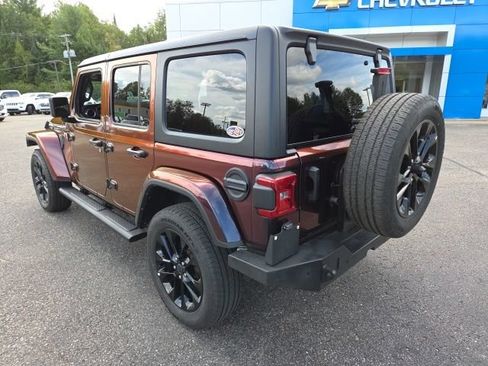Used 2024 Jeep Wrangler Unlimited Sahara w/ Technology Group AWD/4WD image 5