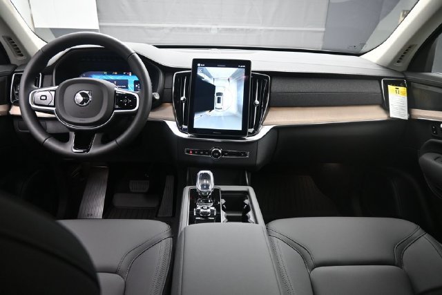Used 2026 Volvo XC90 B6 Plus w/ Protection Package Premier AWD/4WD image 9
