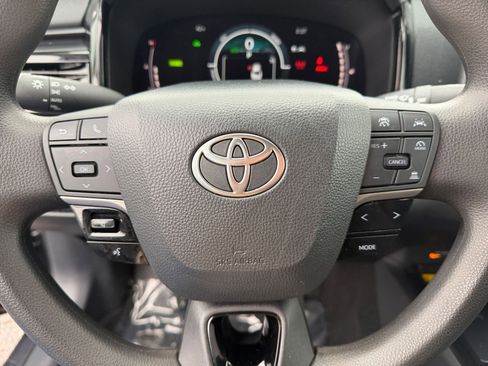 Used 2025 Toyota Camry LE image 27