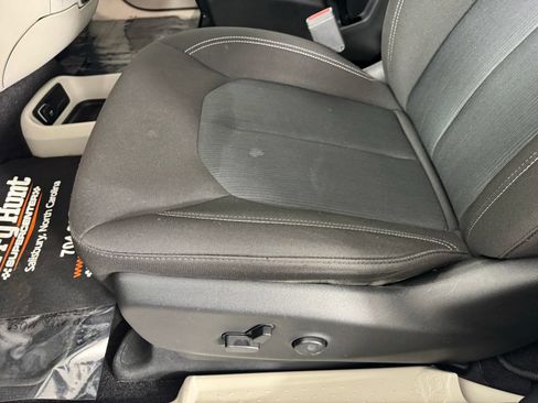 Used 2023 Chrysler Voyager LX FWD image 11