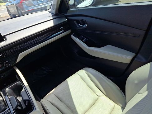 Used 2023 Honda Accord Touring image 12