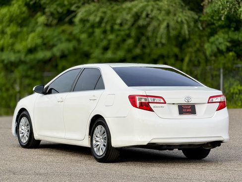 Used 2014 Toyota Camry L image 10
