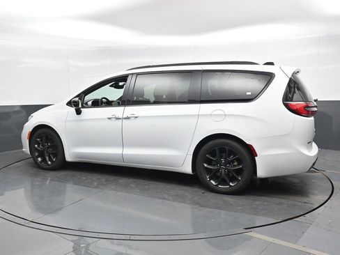 Used 2025 Chrysler Pacifica Limited image 9