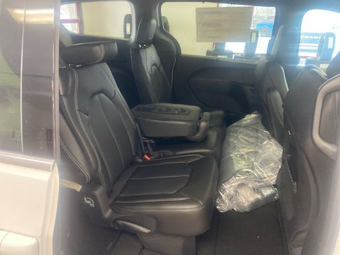 New 2026 Chrysler Pacifica Select image 21