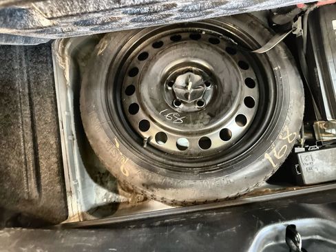 Used 2011 Chrysler 300 C RWD image 28