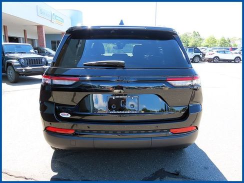 Certified 2024 Jeep Grand Cherokee Altitude AWD/4WD image 6