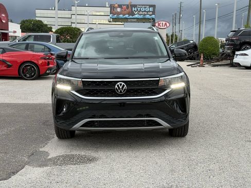 Certified 2022 Volkswagen Taos SE FWD image 6