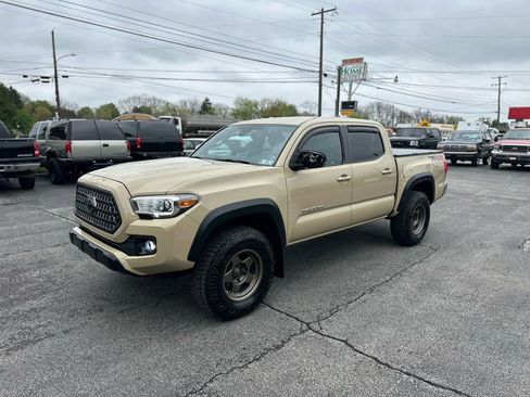 Used 2018 Toyota Tacoma TRD Off-Road AWD/4WD image 7