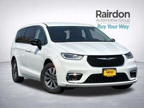 Used 2024 Chrysler Pacifica Limited FWD image 1