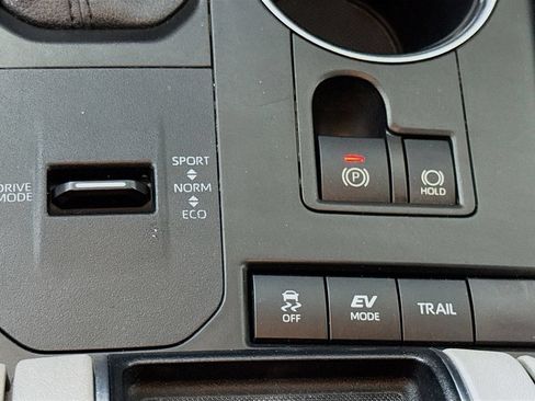 Used 2021 Toyota Highlander XLE AWD/4WD image 12
