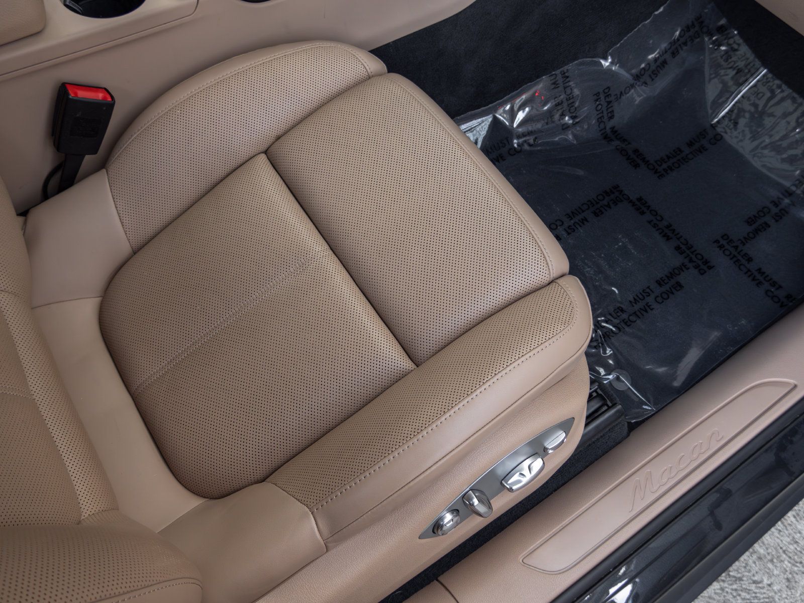 Certified 2023 Porsche Macan AWD/4WD image 52