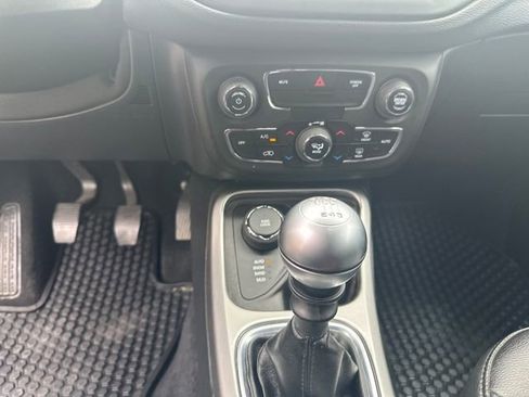 Used 2019 Jeep Compass Latitude w/ Cold Weather Group AWD/4WD image 16