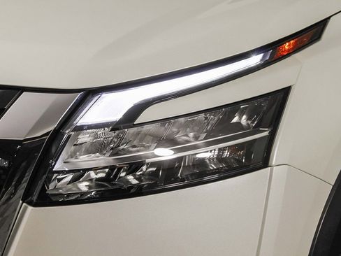 Used 2022 Nissan Pathfinder SV image 4