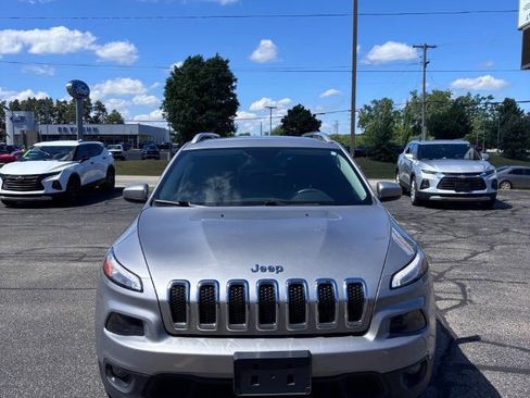 Used 2018 Jeep Cherokee Latitude w/ Safety Group AWD/4WD image 3