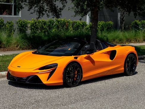 Used 2025 McLaren Artura Spider RWD image 19
