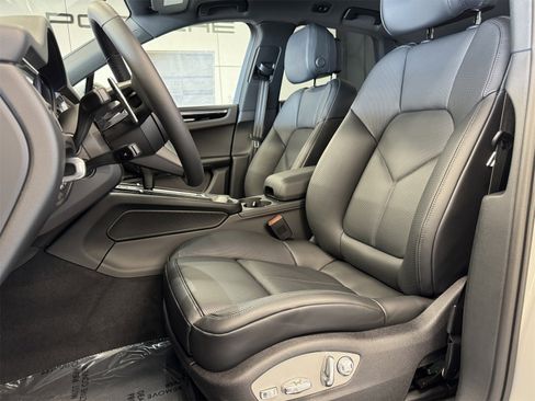Used 2025 Porsche Macan image 5