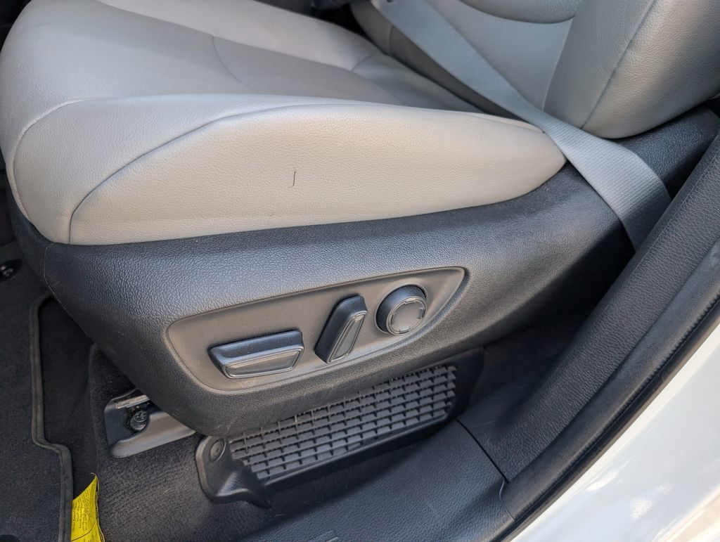 Used 2025 Toyota Sienna XLE w/ XLE Plus Package FWD image 10