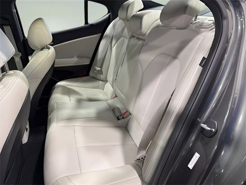 Used 2025 Genesis G70 2.5T image 29