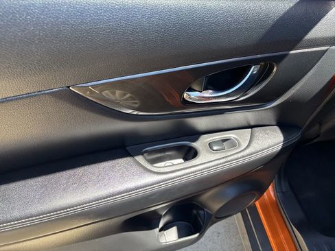 Used 2017 Nissan Rogue SV AWD/4WD image 38