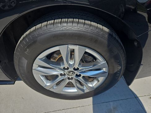 Used 2021 Toyota Sienna Limited image 7