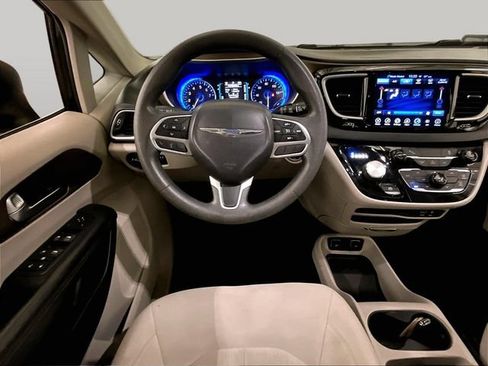 Used 2017 Chrysler Pacifica Touring w/ Tire & Wheel Group FWD image 5