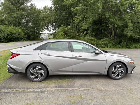 Used 2025 Hyundai Elantra Limited FWD image 2