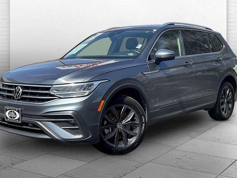 Used 2023 Volkswagen Tiguan SE w/ Panoramic Sunroof Package image 13