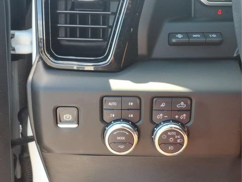 Used 2024 GMC Sierra 1500 AT4 w/ Technology Package AWD/4WD image 14