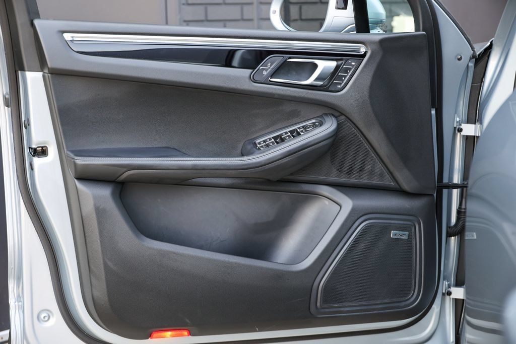 Certified 2026 Porsche Macan AWD/4WD image 25