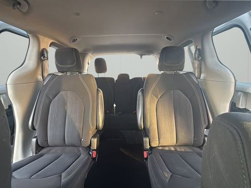 Used 2022 Chrysler Voyager LX image 43