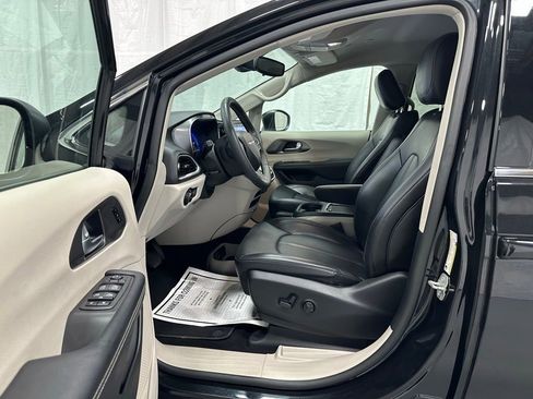 Used 2023 Chrysler Pacifica Touring-L image 10