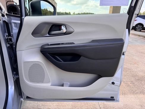 Used 2023 Chrysler Pacifica Touring-L FWD image 18