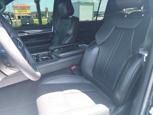 Used 2023 Jeep Wagoneer 4WD w/ Premium Group I image 17