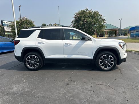 Used 2025 GMC Terrain Elevation w/ Elevation Premium Package FWD image 9