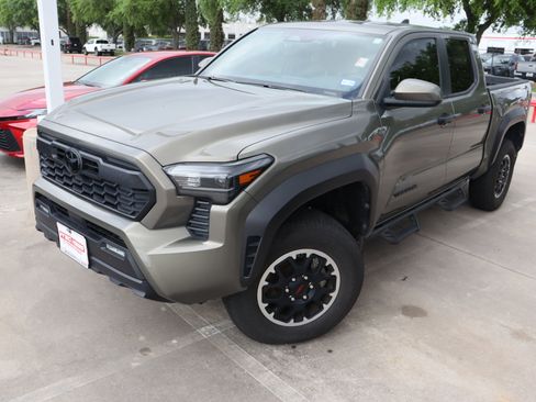 Used 2024 Toyota Tacoma TRD Off-Road image 3