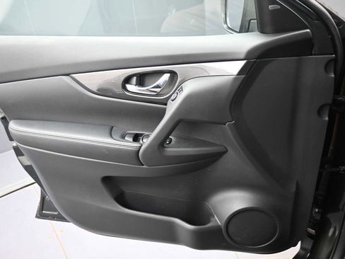Used 2018 Nissan Rogue SV AWD/4WD image 10