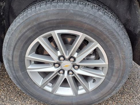 Used 2023 Chevrolet Traverse LT FWD image 9