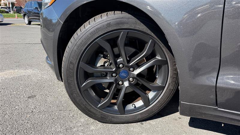 Used 2018 Ford Fusion SE w/ Equipment Group 201A FWD image 16