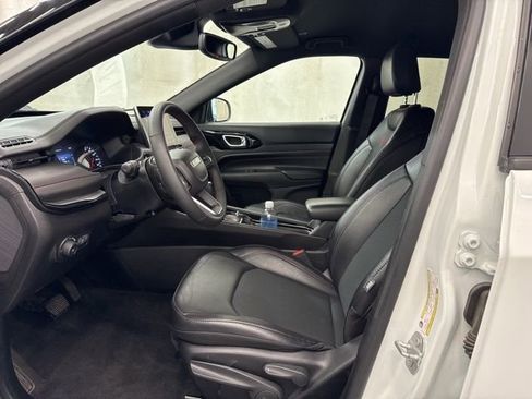 Used 2025 Jeep Compass Trailhawk AWD/4WD image 19