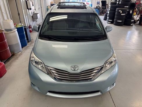 Used 2017 Toyota Sienna XLE w/ XLE Navigation Package FWD image 37