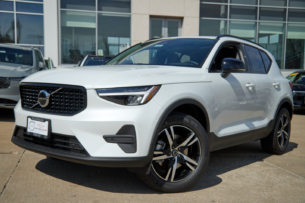 New 2026 Volvo XC40 B5 Core w/ Climate Package AWD/4WD image 2